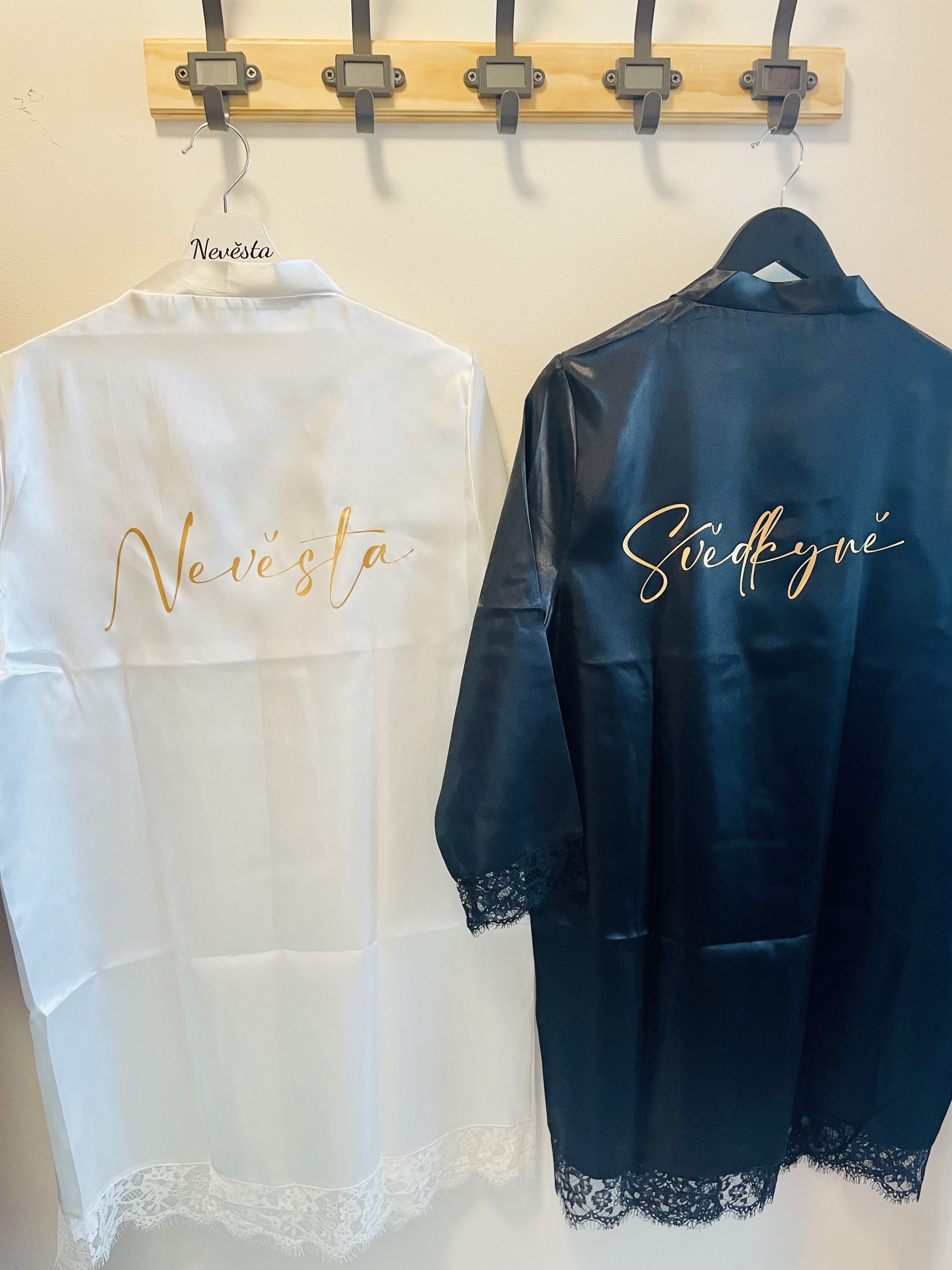 Dámský svatební župan v elegantním odstínu černé barvy s krajkou - S vlastním textem