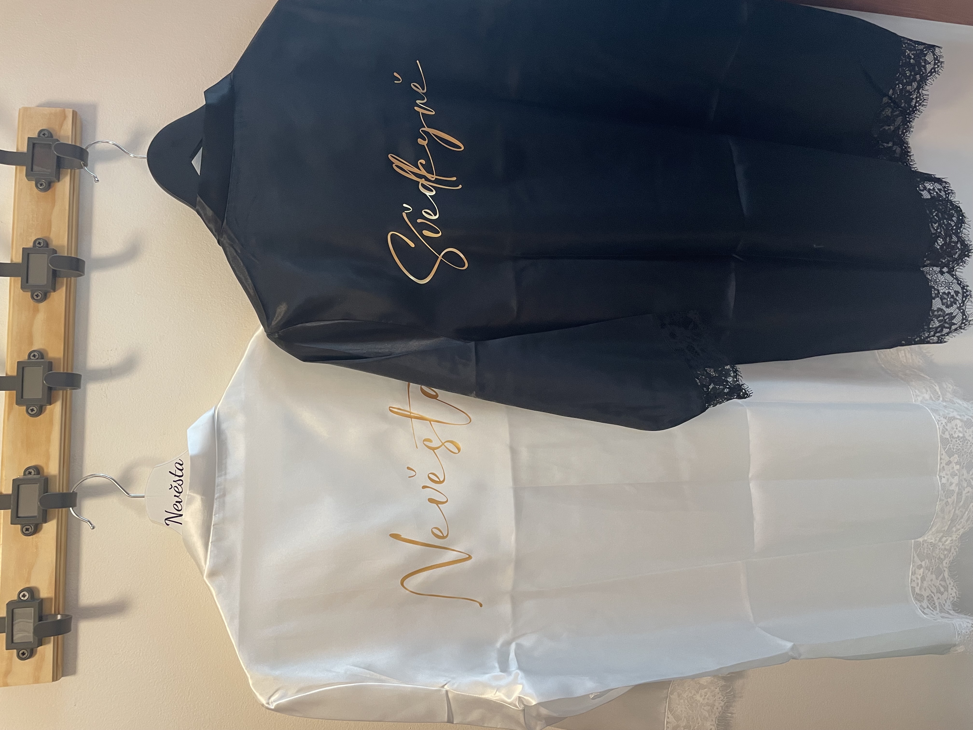 Dámský svatební župan v elegantním odstínu bílé barvy s krajkou - S vlastním textem