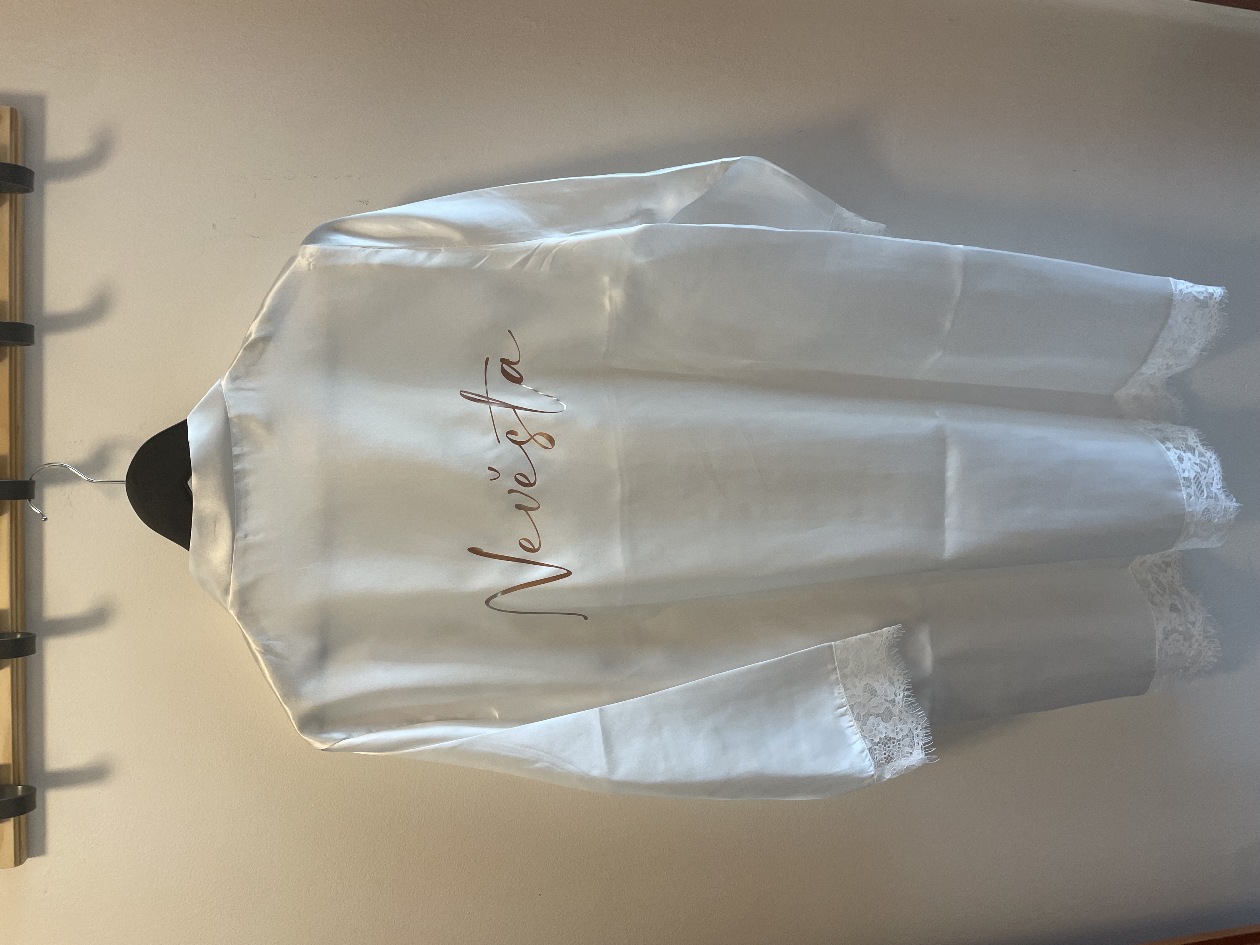 Dámský svatební župan v elegantním odstínu bílé barvy s krajkou - S vlastním textem