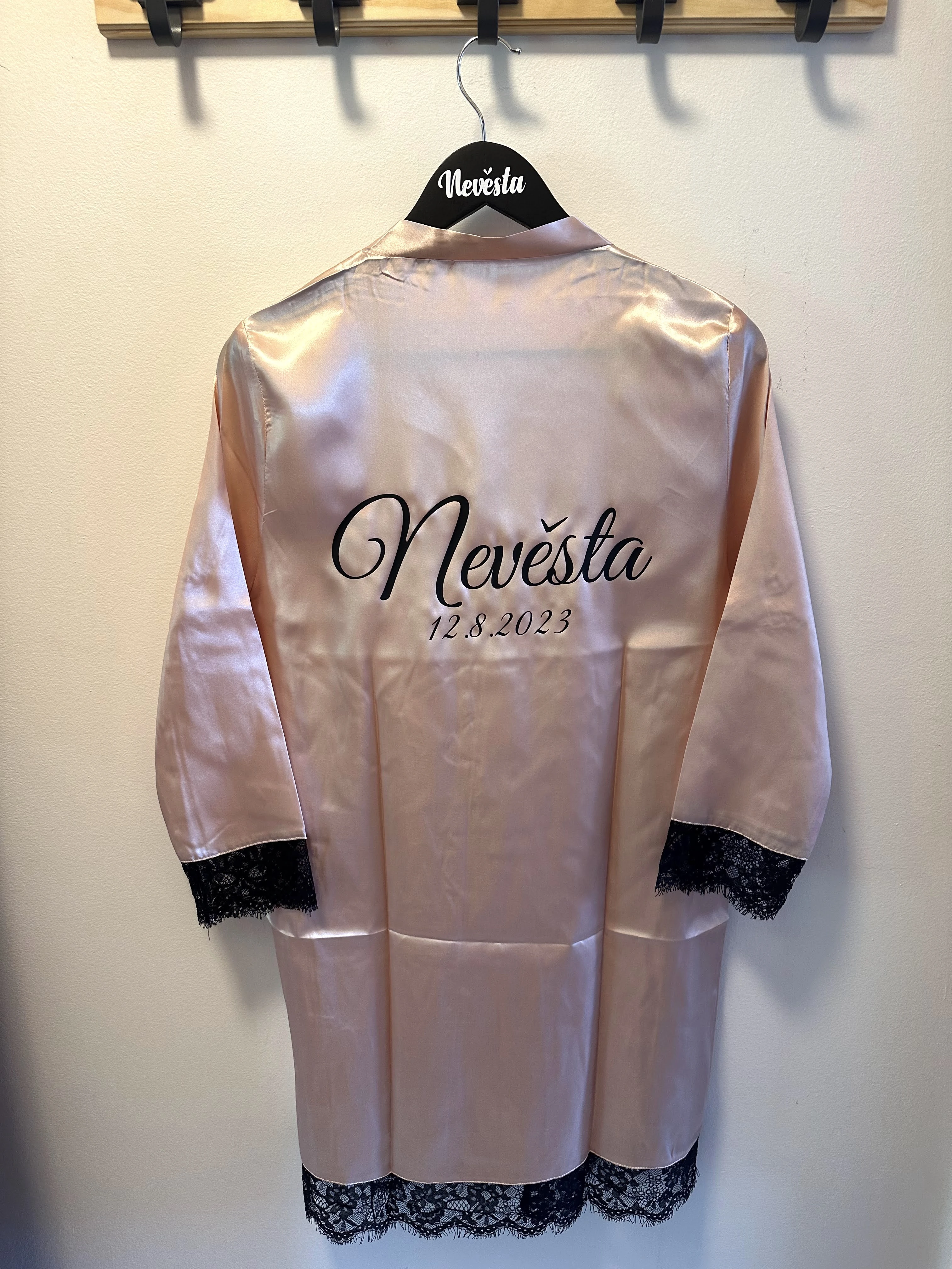 Dámský svatební župan v elegantním odstínu růžové barvy s černou krajkou - S vlastním textem