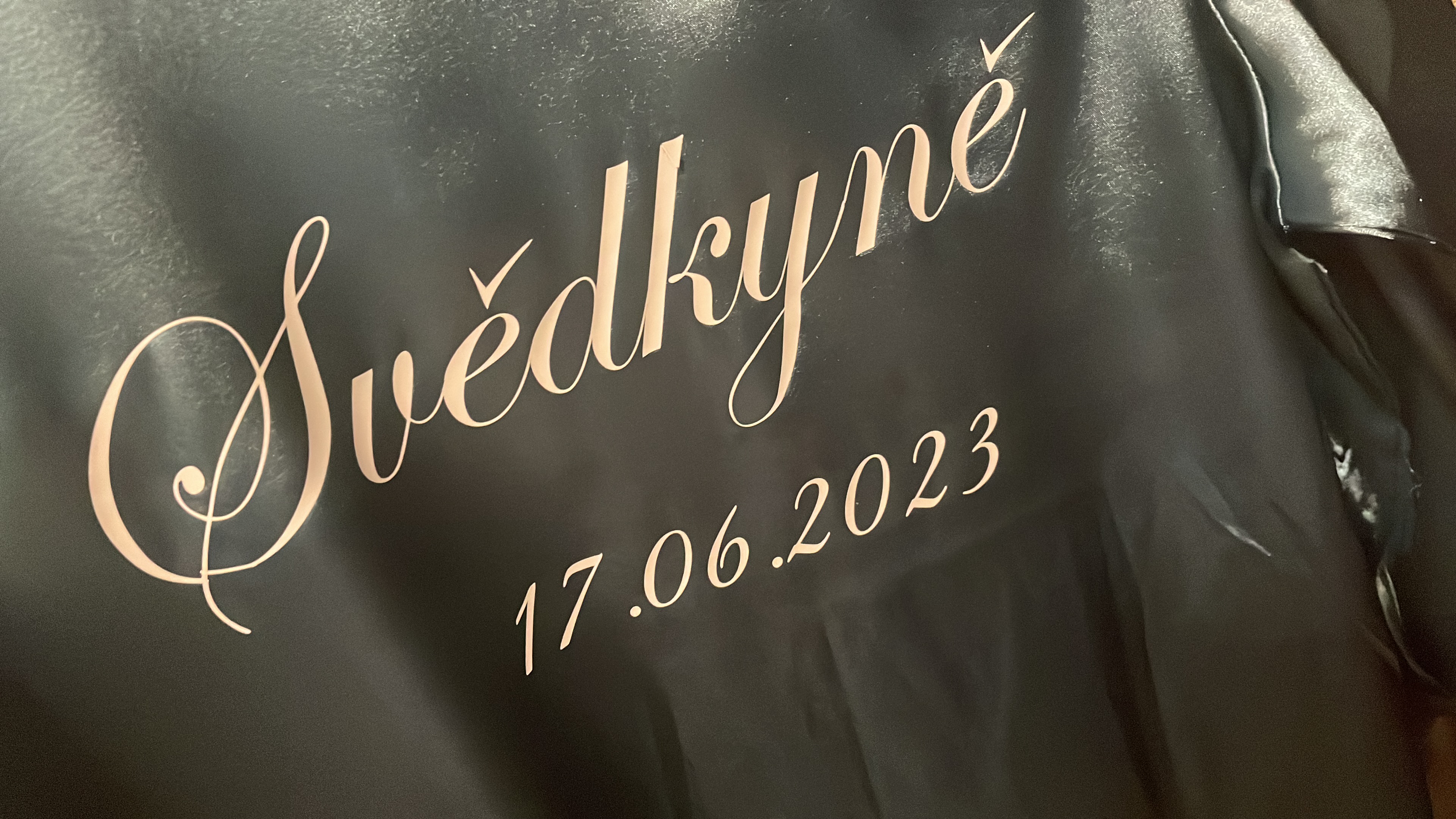 Dámský svatební župan v elegantním odstínu černé barvy s krajkou - S vlastním textem